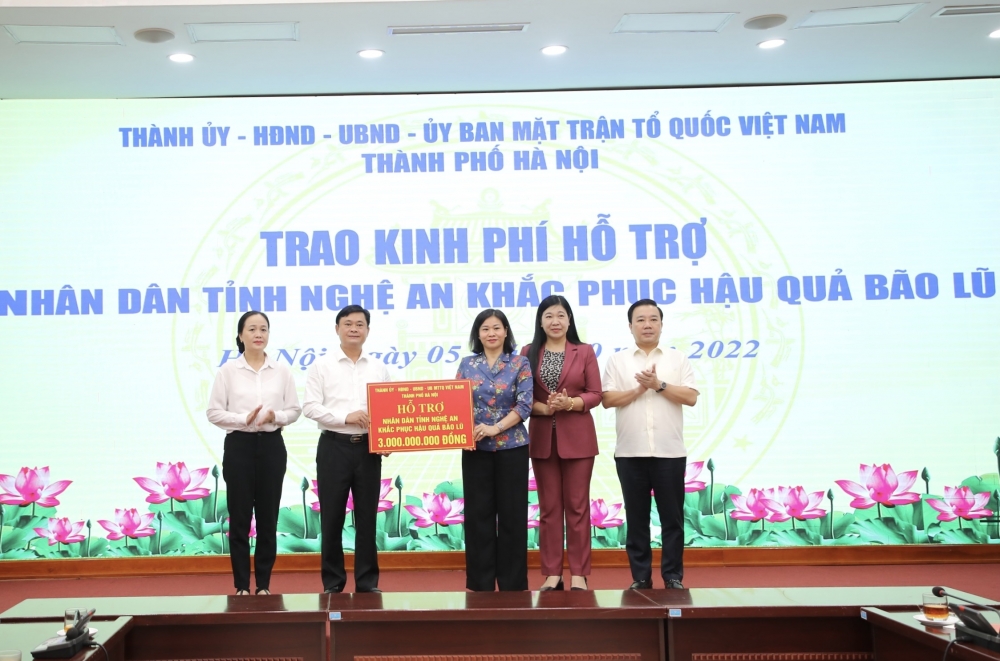 Lãnh đạo thành phố Hà Nội trao kinh phí hỗ trợ nhân dân tỉnh Nghệ An khắc phục hậu quả bão lũ