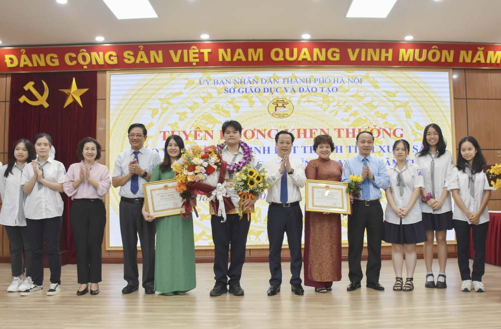 Hà Nội: Khen thưởng học sinh đạt Á quân Cuộc thi “Đường lên đỉnh Olympia năm thứ 22”