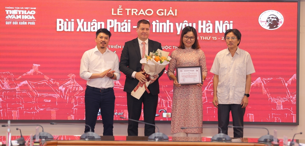 Giải thưởng Lớn Bùi Xuân Phái - Vì tình yêu Hà Nội năm 2022 vinh danh đạo diễn Trần Văn Thủy