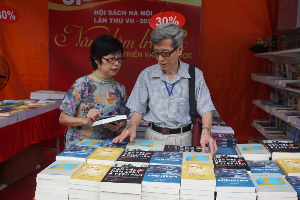 Hội sách Hà Nội lần thứ VII - năm 2022 thu hút đông độc giả tham quan, mua sách