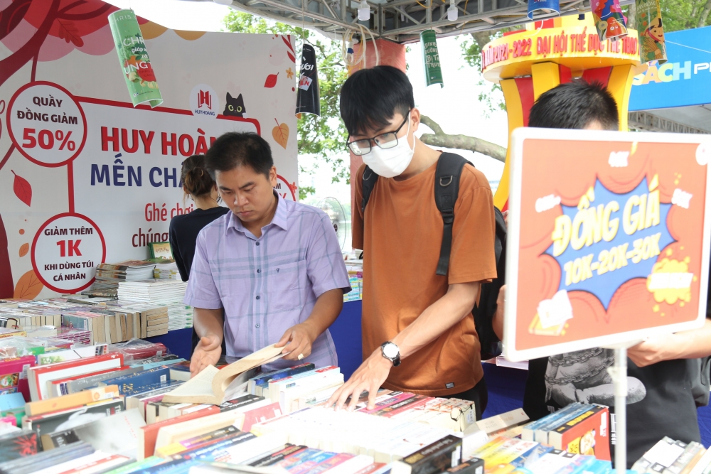 Hội sách Hà Nội lần thứ VII - năm 2022 thu hút đông độc giả tham quan, mua sách