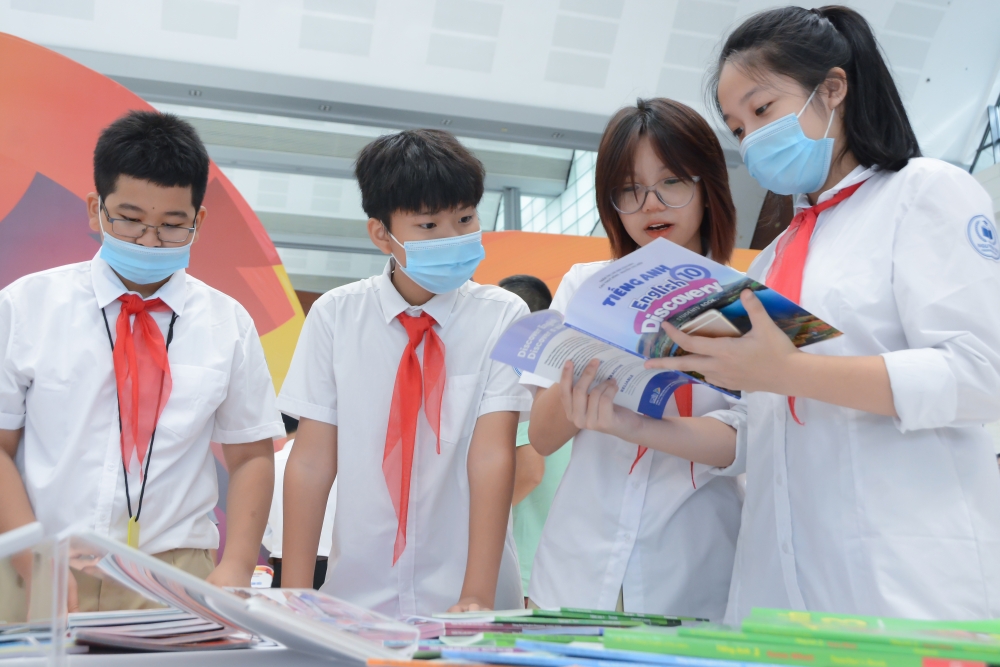 Học sinh thăm quan khu trưng bày SGK do Bộ Giáo dục và Đào tạo tổ chức tại Hà Nội.