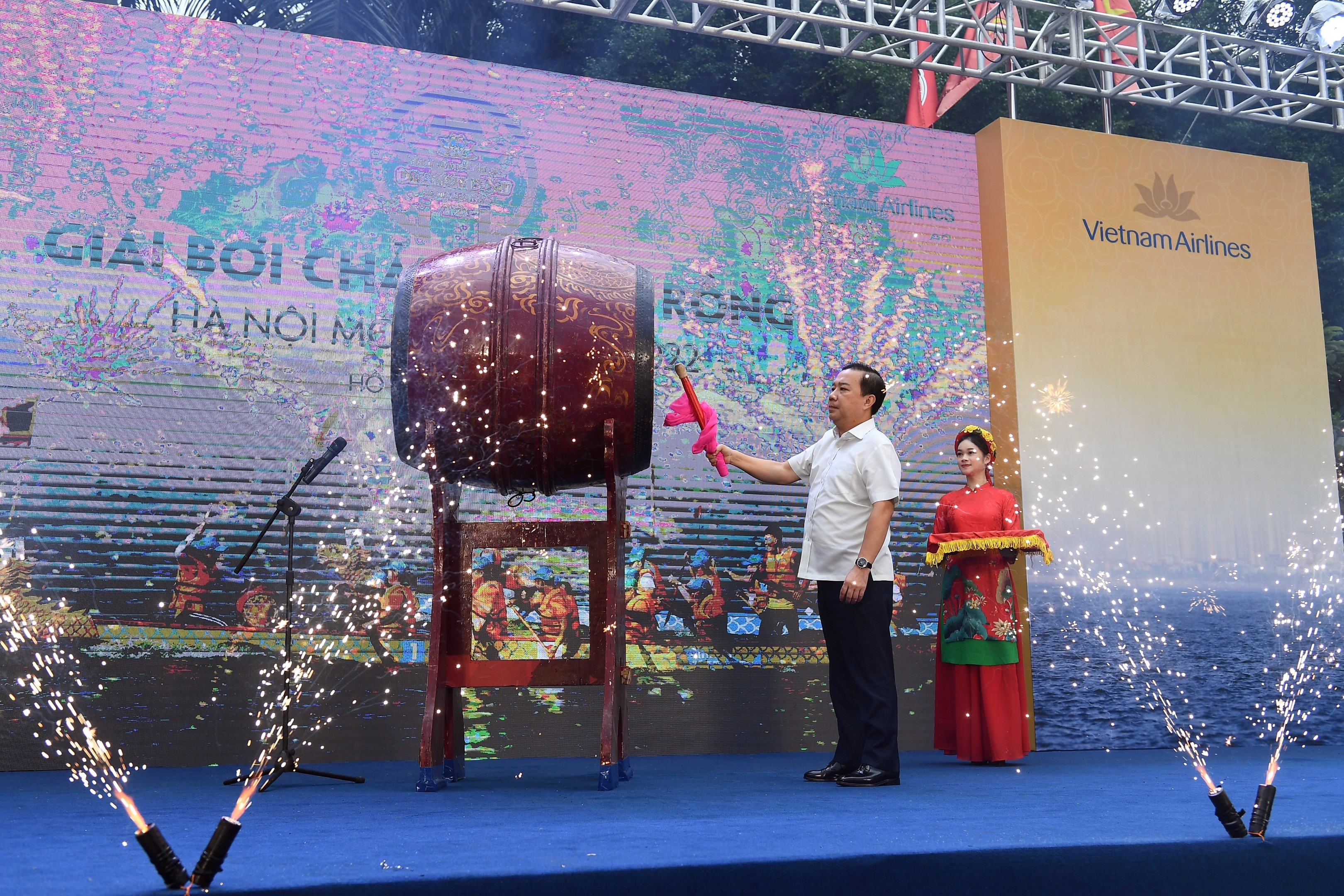Vietnam Airlines đồng hành với thành phố Hà Nội đẩy mạnh phong trào bơi chải thuyền rồng