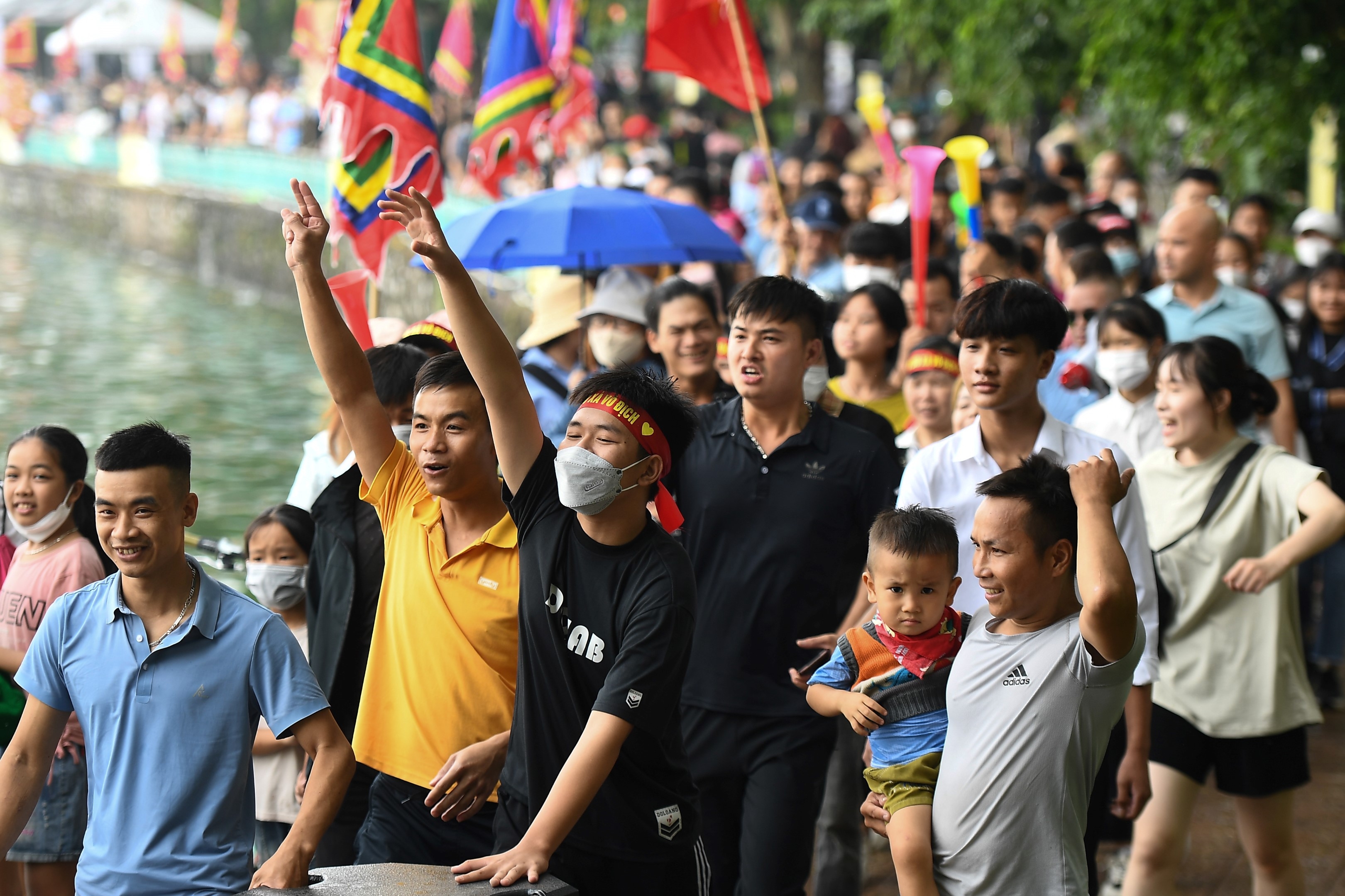 Vietnam Airlines đồng hành với thành phố Hà Nội đẩy mạnh phong trào bơi chải thuyền rồng