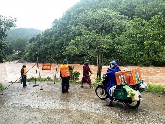 Quảng Bình: Mưa lớn khiến nhiều tuyến đường tại các huyện miền núi bị ngập sâu
