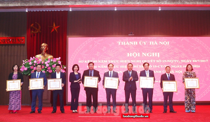 Lãnh đạo thành phố Hà Nội khen thưởng các cá nhân có thành tích xuất sắc trong thực hiện Chỉ thị 15