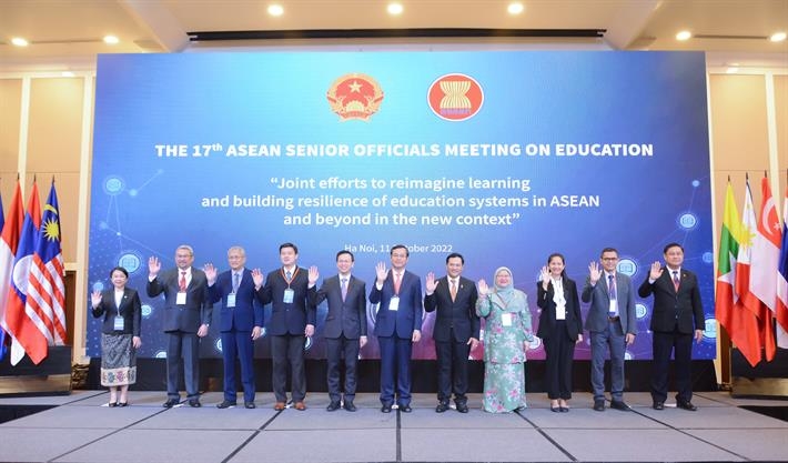 Ngày 11/10, Thứ trưởng Bộ GD&ĐT Việt Nam Nguyễn Văn Phúc chủ trì Hội nghị các quan chức cấp cao ASEAN lần thứ 17 về giáo dục (SOMED 17). Đây là hoạt động đầu tiên trong chuỗi hội nghị đặc biệt quan trọng của giáo dục ASEAN do Bộ GD&ĐT Việt Nam, với vai trò Chủ tịch luân phiên của hợp tác giáo dục ASEAN nhiệm kỳ 2022-2023 chủ trì tổ chức. (Ảnh: Bộ GD&ĐT)