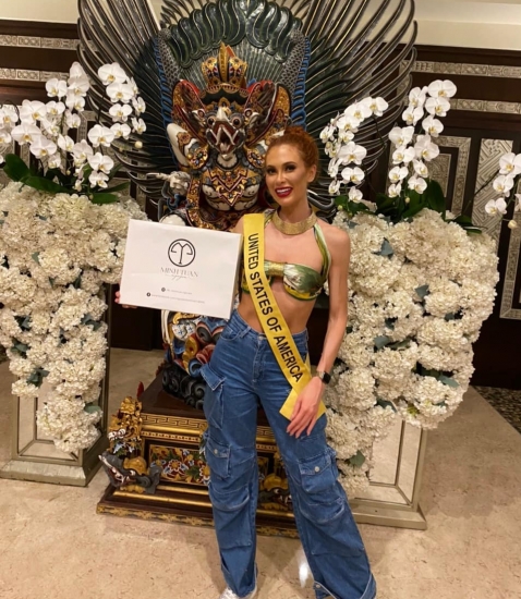 Miss Grand USA xúc động khi nhận quà của nhà thiết kế Nguyễn Minh Tuấn