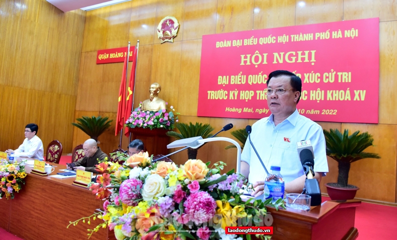 Bí thư Thành ủy Hà Nội, Trưởng đoàn đại biểu Quốc hội thành phố Hà Nội Đinh Tiến Dũng phát biểu tại hội nghị tiếp xúc cử tri.