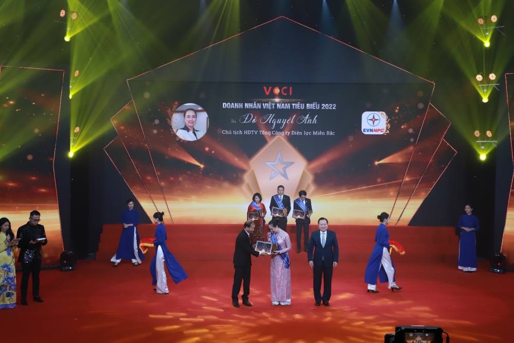 Chủ tịch EVNNPC được vinh danh Doanh nhân Việt Nam tiêu biểu năm 2022