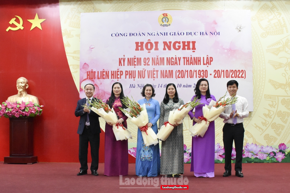 Phó Giám đốc Sở GD&ĐT Hà Nội Nguyễn Quang Tuấn cùng Phó Chủ tịch Công đoàn ngành Giáo dục Hà Nội Đỗ Văn Nam tặng hoa chúc mừng cho đại diện các đại biểu nữ tham dự Hội nghị.