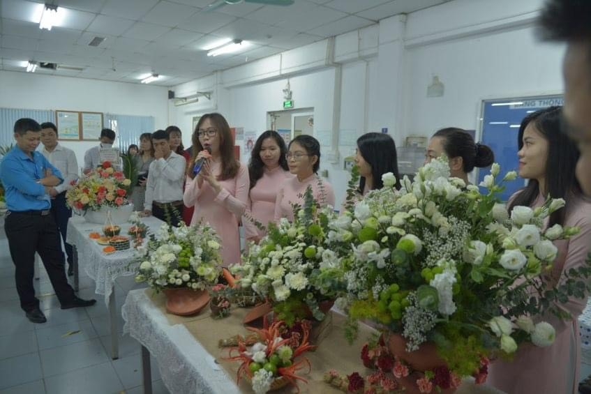Cán bộ, công nhân lao động Công ty TNHH Lixil Việt Nam trổ tài cắm tỉa hoa