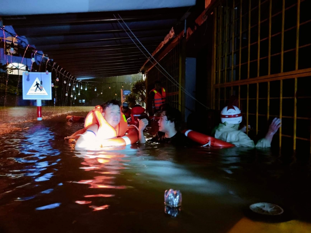 Đà Nẵng: Công an huyện Hòa Vang cứu nhiều người dân mắc kẹt trong lũ, lụt lớn