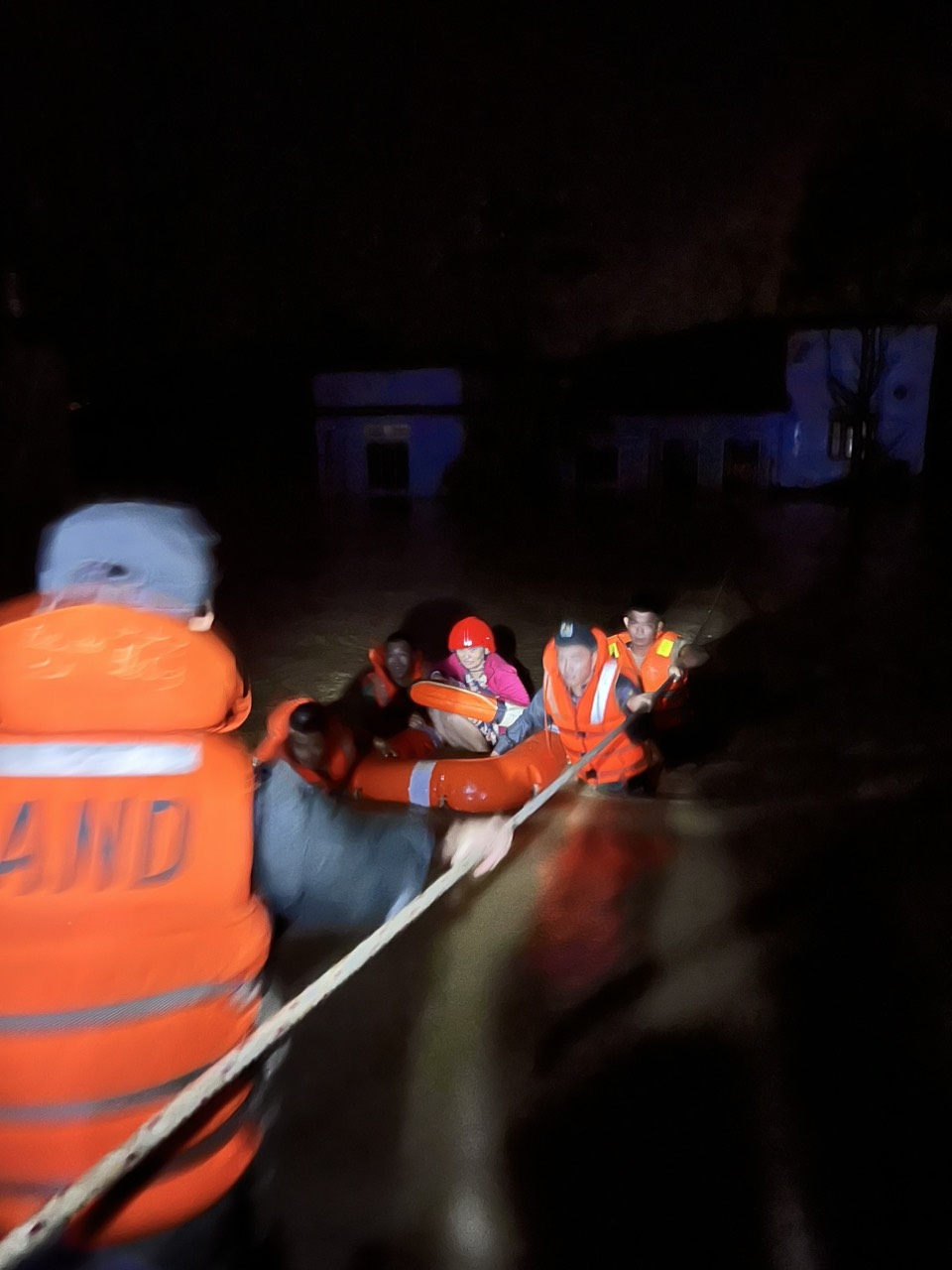 Đà Nẵng: Công an huyện Hòa Vang cứu nhiều người dân mắc kẹt trong lũ, lụt lớn