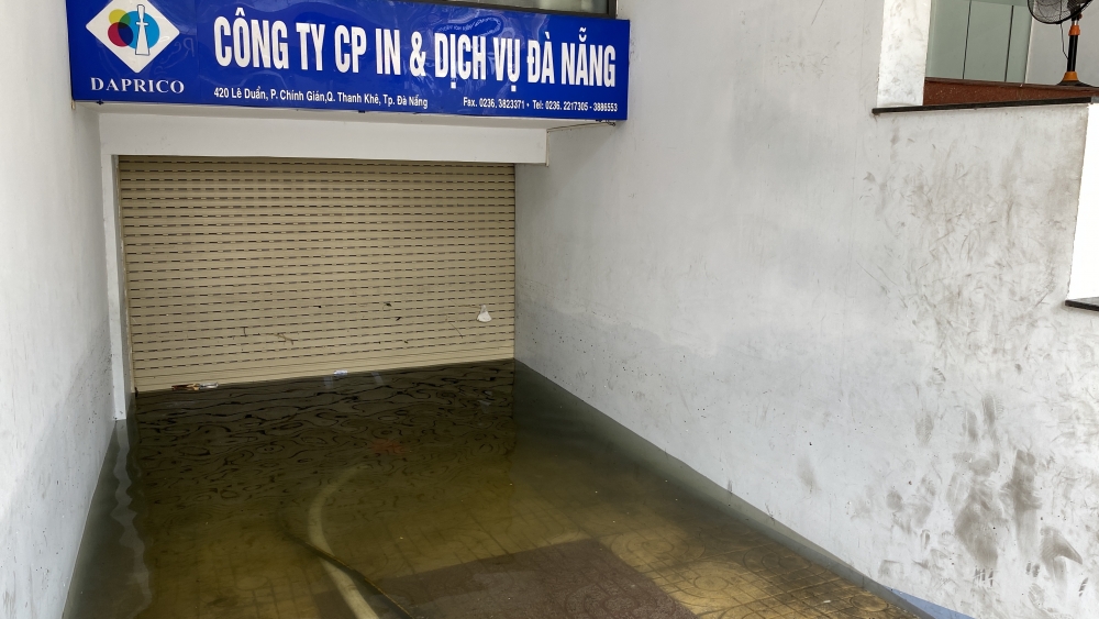 Đà Nẵng: Ô tô chết máy nằm ngổn ngang đường phố do ngập lụt