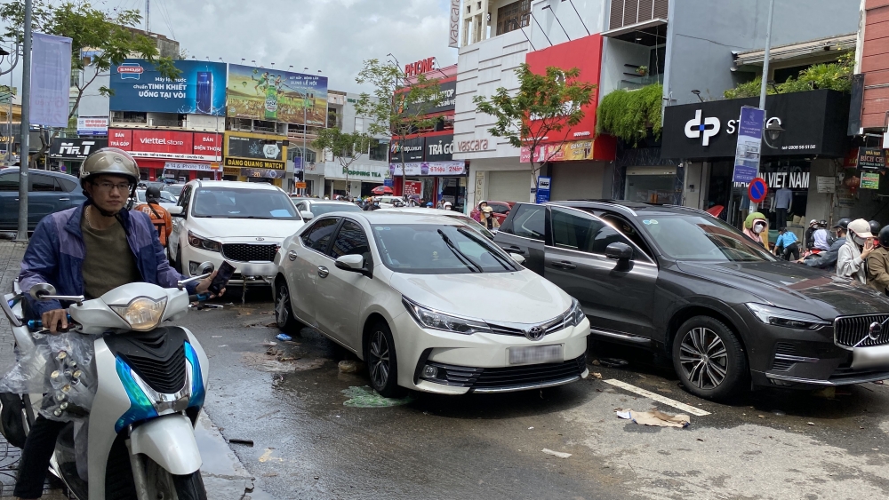 Đà Nẵng: Ô tô chết máy nằm ngổn ngang đường phố do ngập lụt