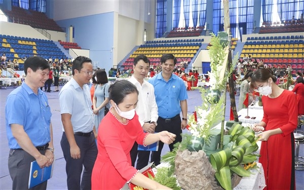 Công nhân, viên chức, lao động huyện Gia Lâm trổ tài cắm, tỉa hoa nghệ thuật