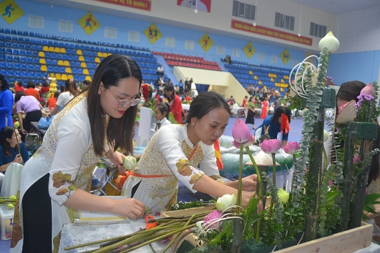 Công nhân, viên chức, lao động huyện Gia Lâm trổ tài cắm, tỉa hoa nghệ thuật
