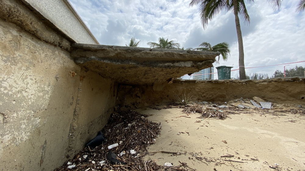 Đà Nẵng: Công viên và vỉa hè ven biển bị nước lũ cuốn hư hỏng nặng nề