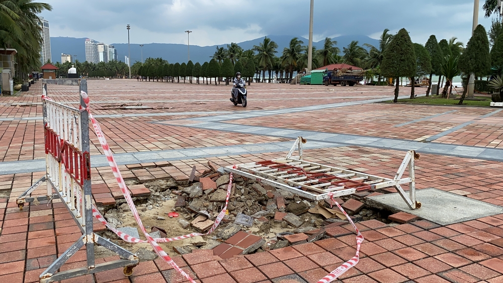 Đà Nẵng: Công viên và vỉa hè ven biển bị nước lũ cuốn hư hỏng nặng nề