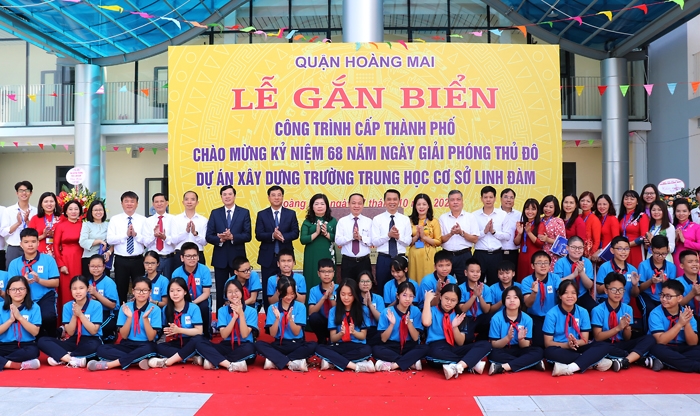 Quận Hoàng Mai tổ chức gắn biển công trình Trường THCS Linh Đàm