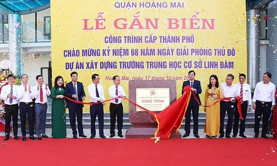 Quận Hoàng Mai tổ chức gắn biển công trình Trường THCS Linh Đàm