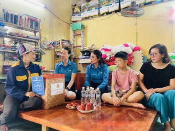 Công đoàn ngành Xây dựng Hà Nội thăm, tặng quà nữ Công nhân lao động