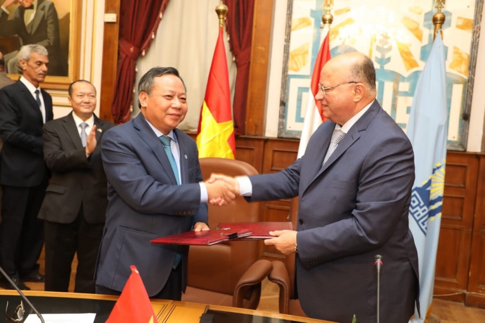 Phó Bí thư Thành ủy Hà Nội Nguyễn Văn Phong và Thống đốc Thủ đô Cairo Khaled Abdel Aal ký biên bản cuộc họp.