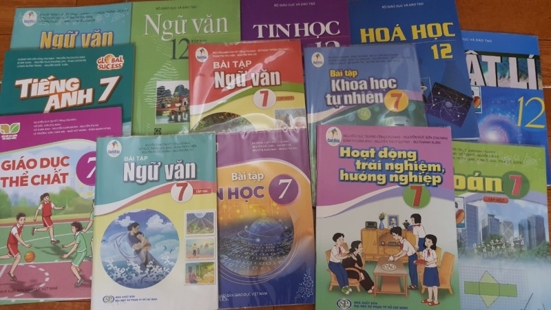 Sử dụng nhiều bộ sách giáo khoa tạo “cuộc chiến thương mại giữa các nhà sách”