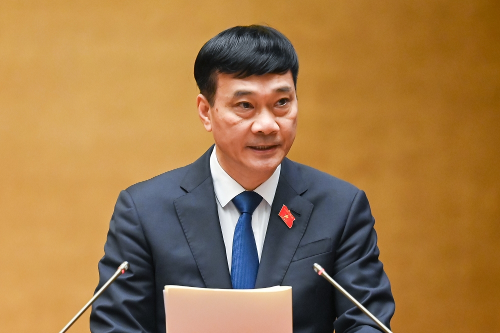 Chủ nhiệm Ủy ban Kinh tế của Quốc hội Vũ Hồng Thanh trình bày báo cáo thẩm tra. (Ảnh: Quốc hội)
