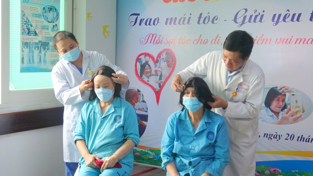 Xúc động hình ảnh nhiều người dân cắt mái tóc đẹp gửi bệnh nhân ung thư ở Đà Nẵng