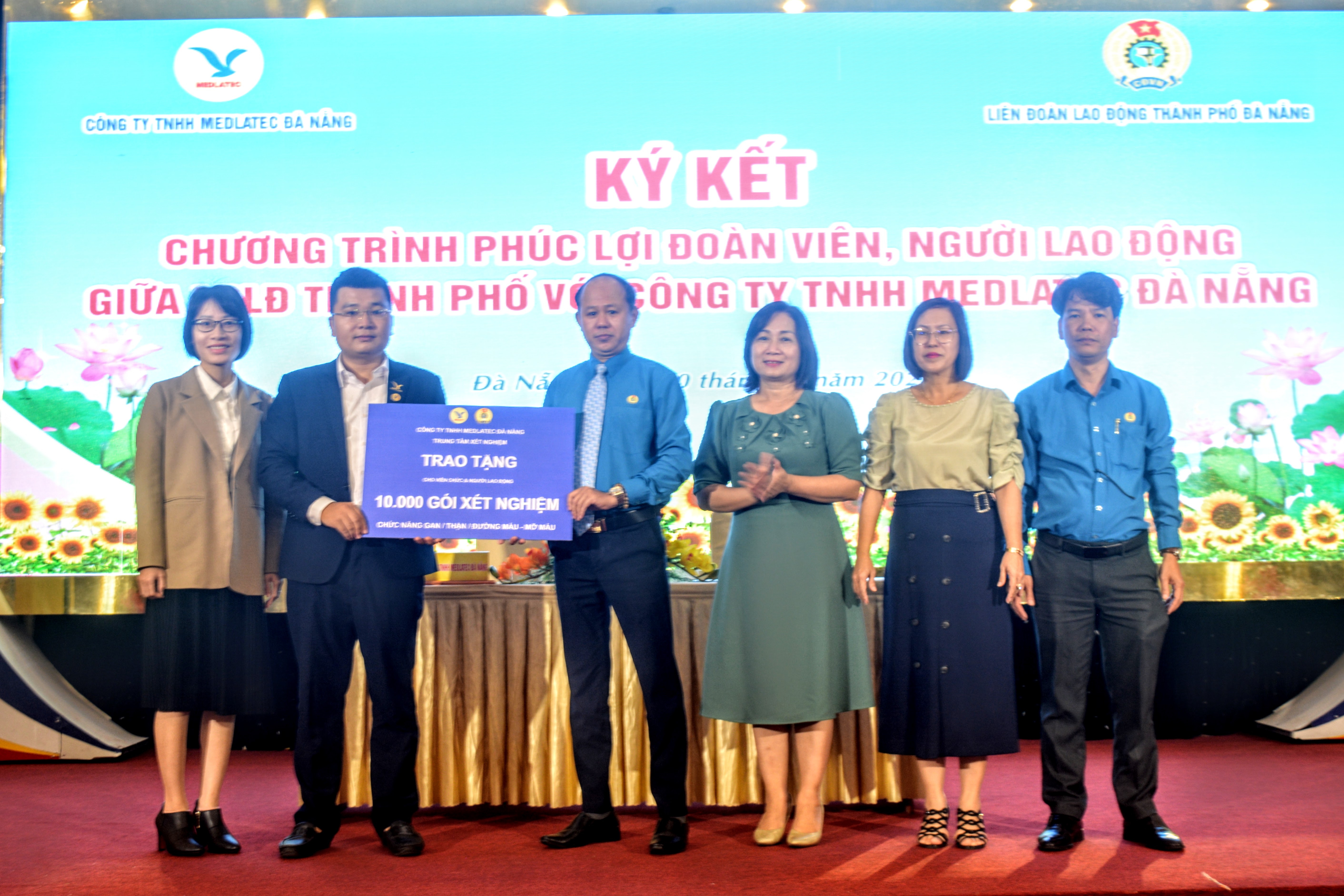 LĐLĐ thành phố Đà Nẵng ký kết chương trình phúc lợi tặng 10.000 gói xét nghiệm miễn phí cho đoàn viên