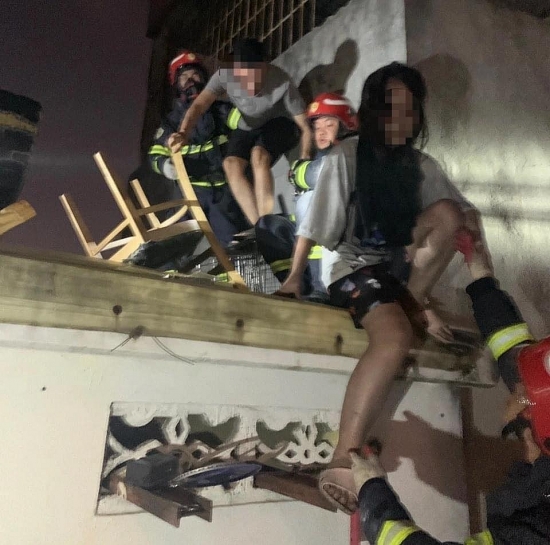 Kịp thời giải cứu 11 người trong đám cháy tại quận Cầu Giấy