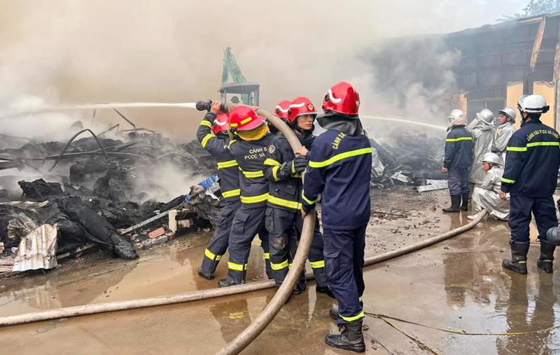 Kịp thời khống chế đám cháy kho xưởng rộng hơn 1.400m2 tại huyện Thanh Oai