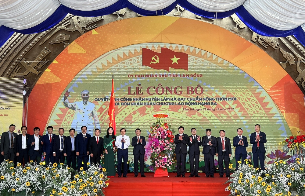 Lãnh đạo thành phố Hà Nội chúc mừng huyện Lâm Hà đạt chuẩn nông thôn mới