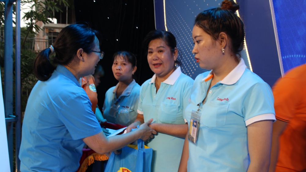 TP.Hồ Chí Minh: 1.200 công nhân hưởng ứng chương trình “Giờ thứ 9”