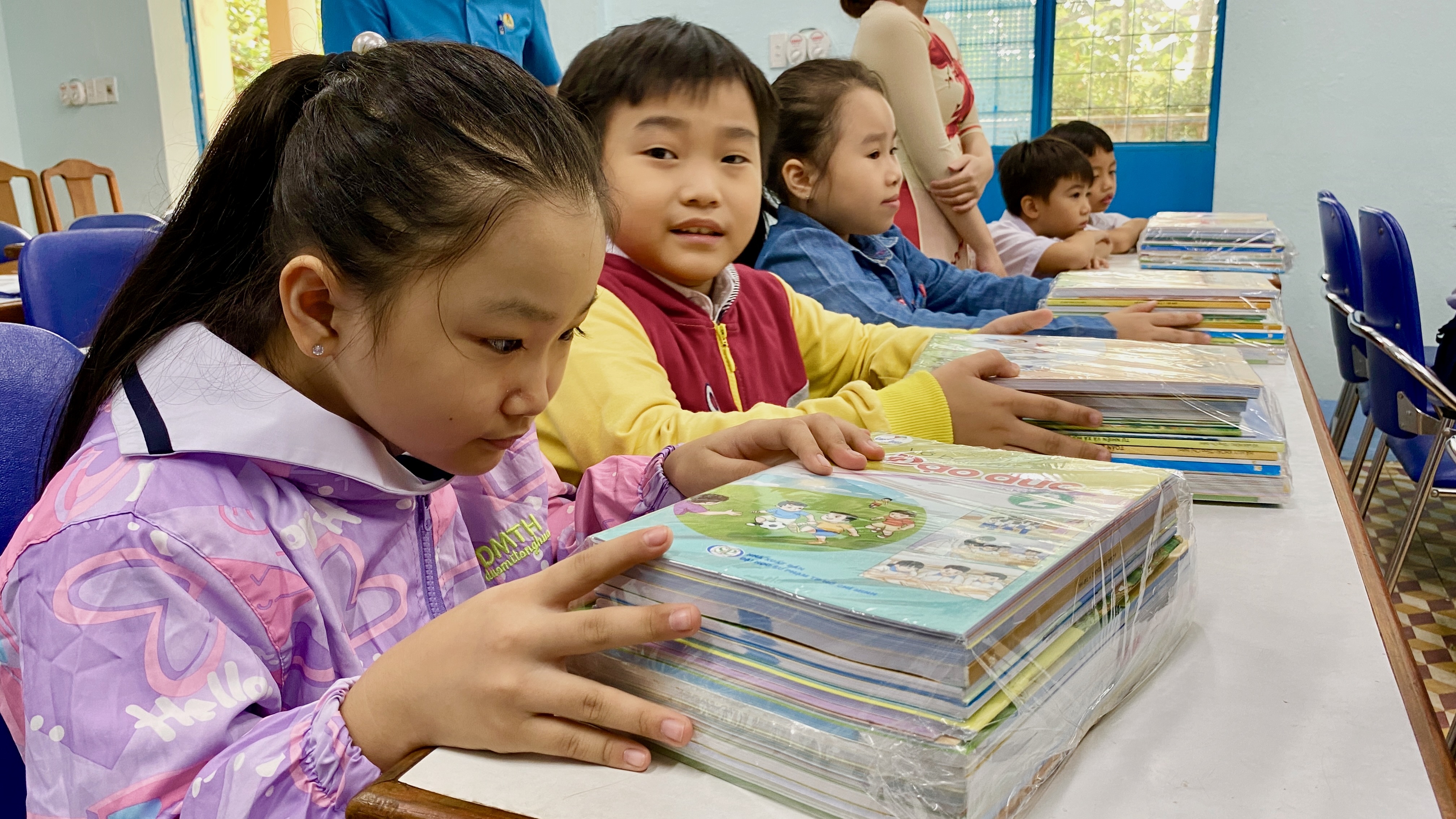 Đà Nẵng: Học sinh, giáo viên vui mừng khi Công đoàn hỗ trợ sách mới
