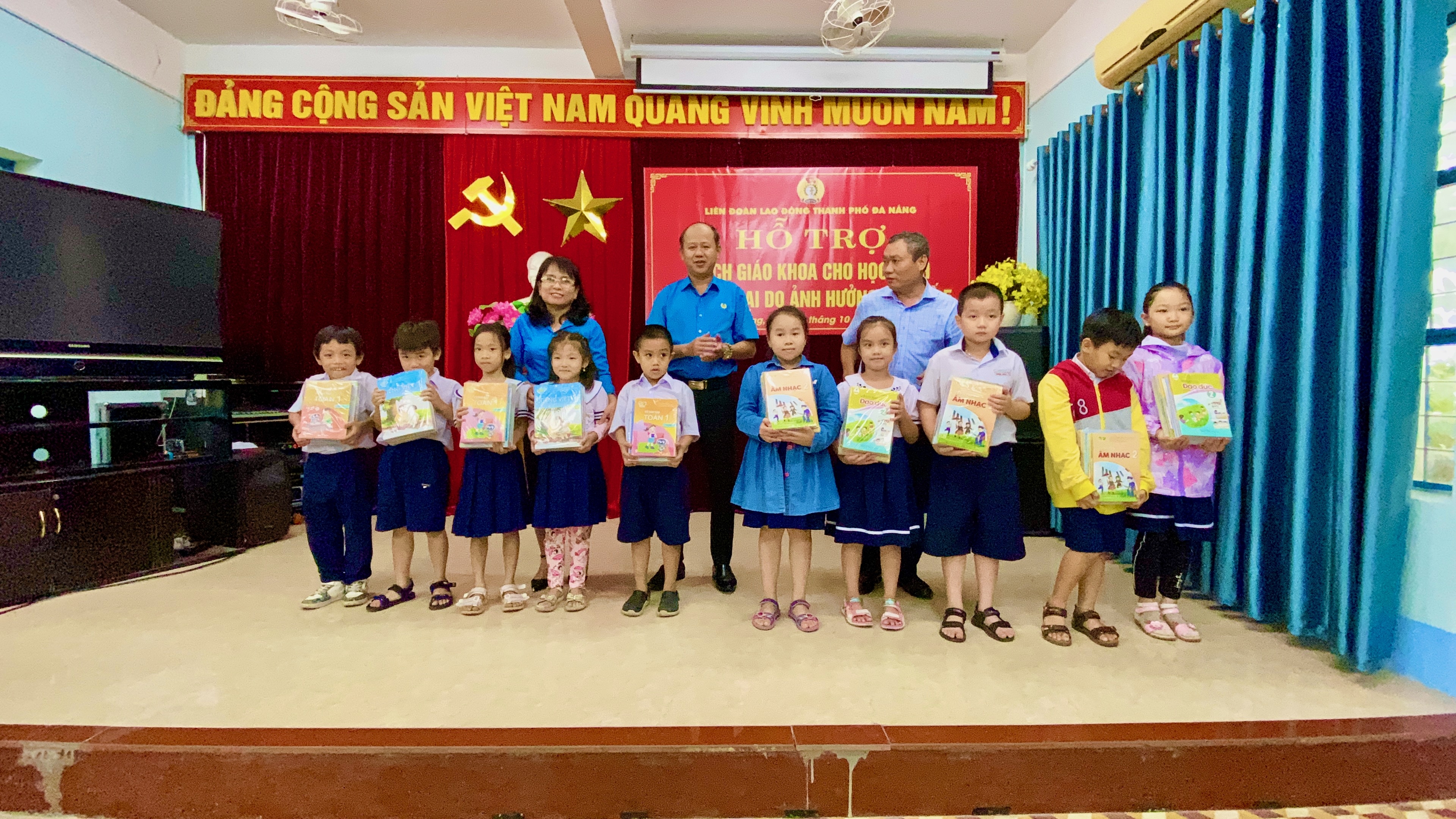Đà Nẵng: Học sinh, giáo viên vui mừng khi Công đoàn hỗ trợ sách mới