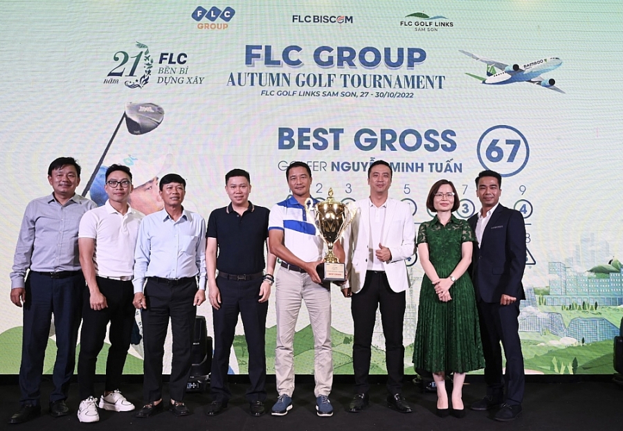 Golfer Nguyễn Minh Tuấn nhận cúp Best Gross tại FLC Group Autumn Golf Tournament