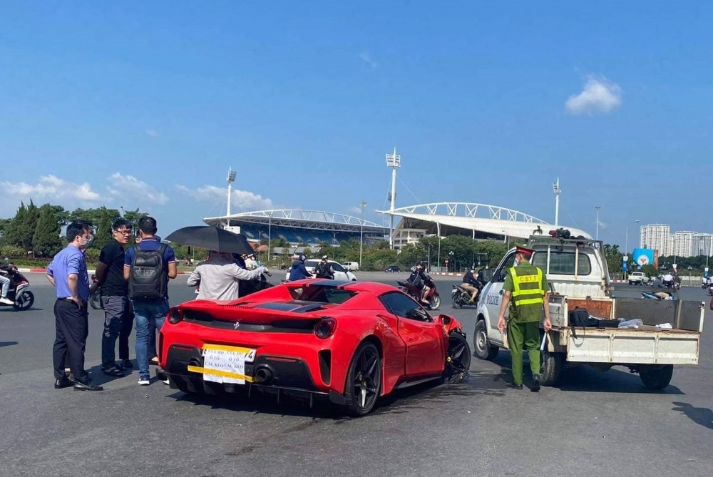 Tài xế điều khiển chiếc xe Ferrari gây tai nạn tại phường Phú Đô ra đầu thú
