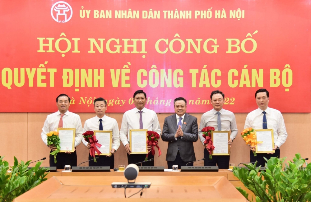 UBND thành phố Hà Nội trao các quyết định về công tác cán bộ