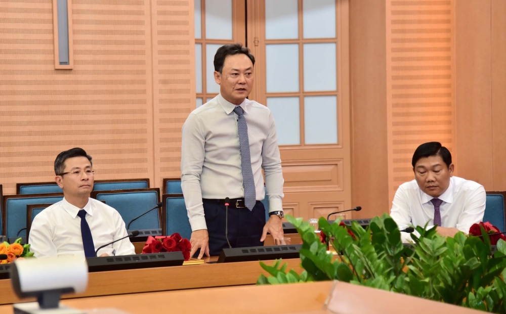 UBND thành phố Hà Nội trao các quyết định về công tác cán bộ