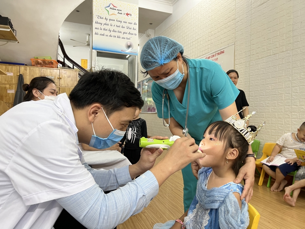 Trung tâm Y tế quận Hai Bà Trưng tổ chức khám sức khỏe cho học sinh