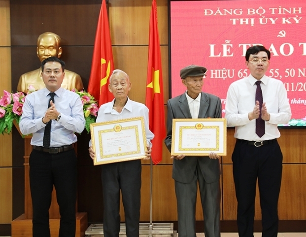 Hà Tĩnh: Trao tặng Huy hiệu Đảng cho 939 đảng viên nhân dịp kỷ niệm 105 năm Cách mạng Tháng Mười Nga
