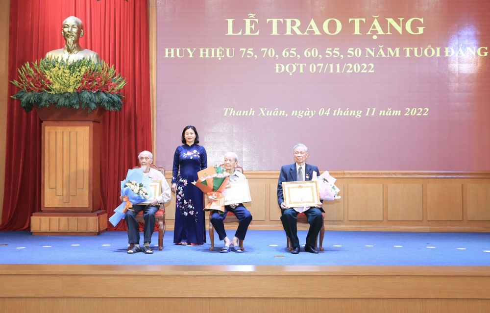 Lãnh đạo Thành ủy Hà Nội trao Huy hiệu Đảng tại quận Thanh Xuân
