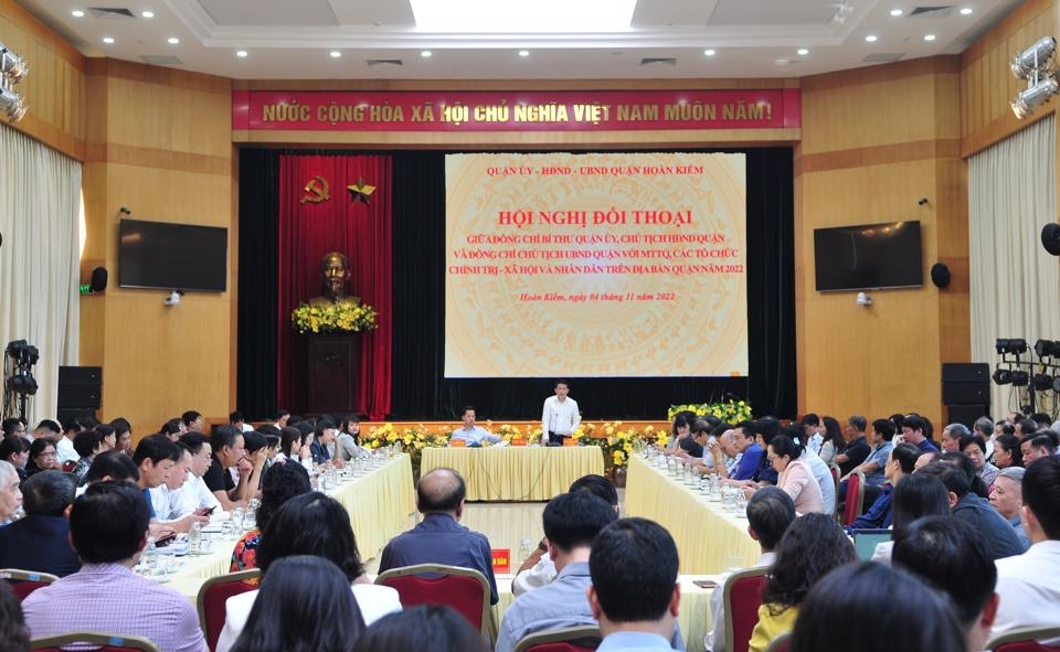 Người đứng đầu cấp ủy, chính quyền quận Hoàn Kiếm đối thoại với nhân dân