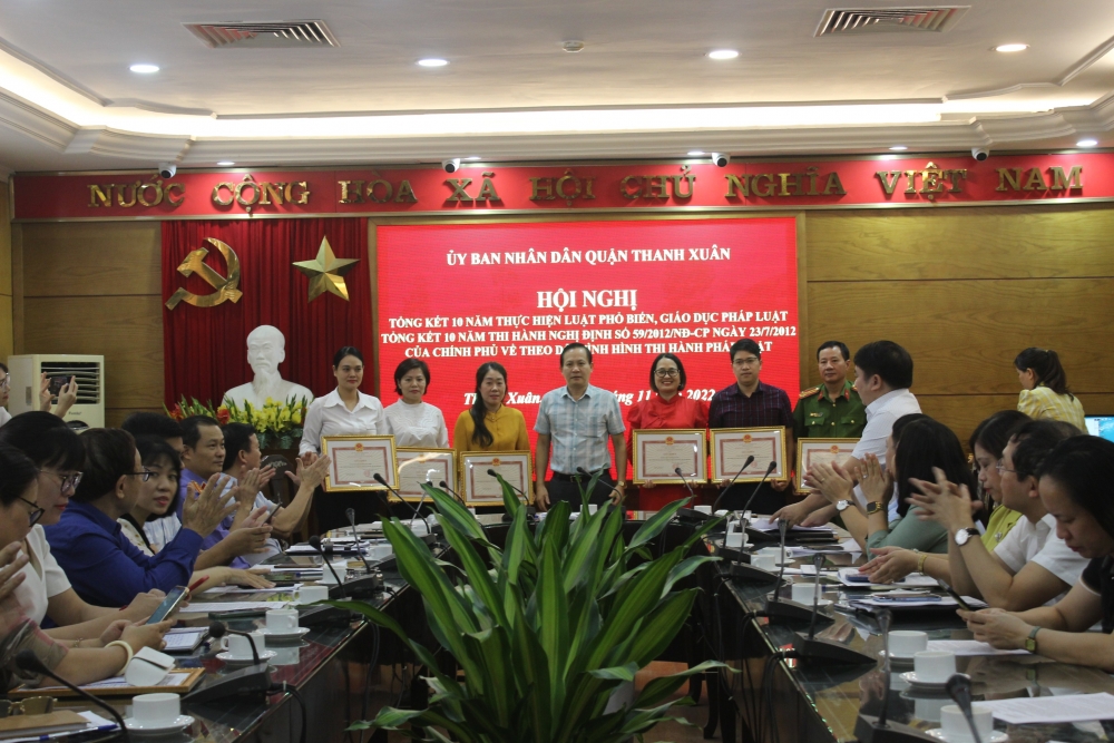 Quận Thanh Xuân: Khen thưởng các cá nhân, tập thể có thành tích trong tuyên truyền, phổ biến pháp luật