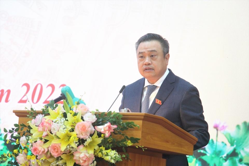Chủ tịch UBND thành phố Hà Nội trao Huy hiệu Đảng cho đảng viên lão thành quận Long Biên