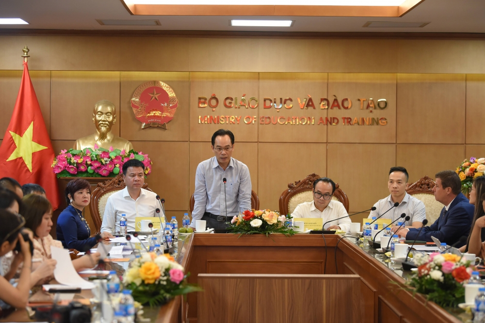 Thứ trưởng Bộ GD&ĐT Hoàng Minh Sơn phát biểu tại Họp báo.