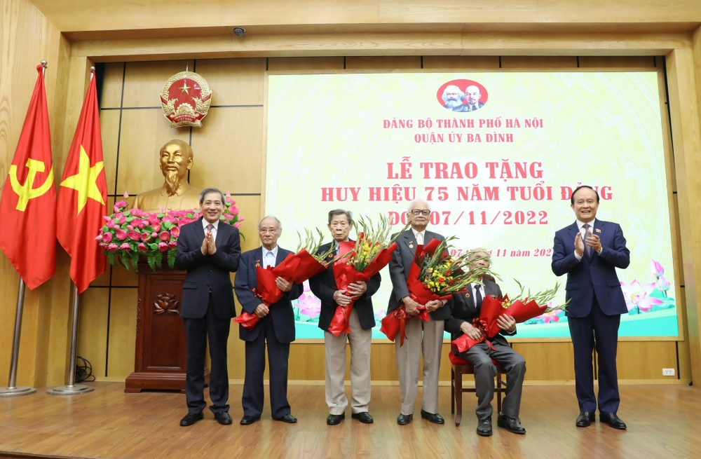 Chủ tịch Hội đồng nhân dân Thành phố Nguyễn Ngọc Tuấn trao Huy hiệu Đảng tại quận Ba Đình